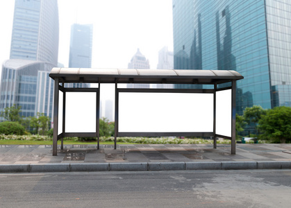 舞臺上的公交車站臺廣告牌 城市宣傳的藝術表達